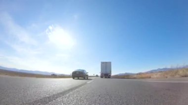 HWY 15, California, ABD-3 Aralık 2022 Nevada 'dan Kaliforniya' ya bir yolculuğa çıkan, gün içinde 15. otoyolda araba kullanan eyaletler arasında manzaralı manzaralar ve heyecan verici bir yolculuk sunuyor..