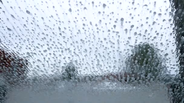 图为自动洗车过程中从车内看到的肥皂泡挡风玻璃 泡沫包裹在车外 — 图库视频影像