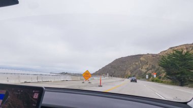 Los Angeles, California, ABD-4 Aralık 2022-POV Yolu 101. Rincon Sahili yakınlarında kasvetli, bulutlu bir kış günü.