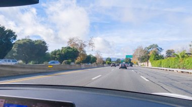 Los Angeles, California, ABD-4 Aralık 2022 HWY 101 'de Santa Barbara, California yakınlarında yol bulutlarla kaplanarak, hala kasvetli bir atmosfer yaratıyor.