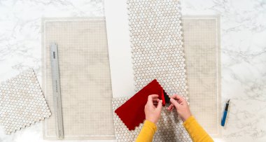 Kabuk soyma ve köpük tahtaya mozaik fayanslar yapıştırma sürecinde, yemek fotoğrafçılığı stüdyolarını estetik olarak geliştirmek için mükemmel..