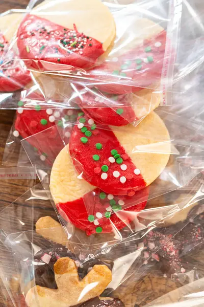 Imballaggio Accurato Dei Biscotti Natalizi Ritagliati Metà Immersi Nel Cioccolato — Foto Stock