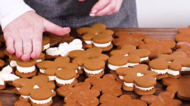 Zencefilli kurabiye sandviçi ve yumurta likörlü tereyağı. Noel hediyesi olarak sade bir ahşap masada sunuluyor..
