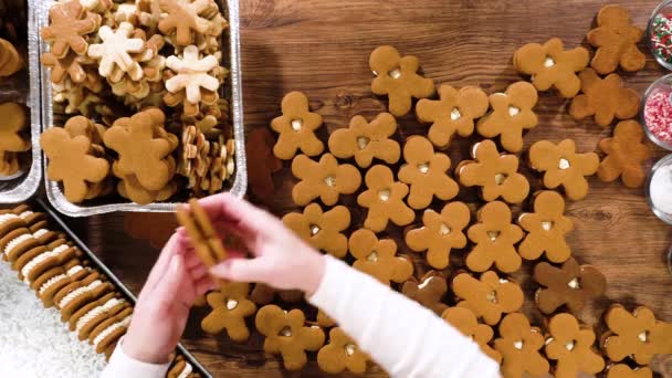 편평한 크리스마스 선물을위한 섬세한 테이블에 크림과 샌드위치를 만들기 — 비디오