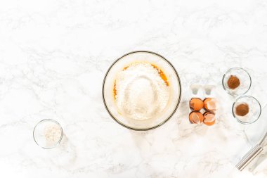 Düz yatıyordu. Sıcak bir mutfakta, büyük bir karıştırma kabı malzemelerin ustalıkla harmanlanması için sahne olur, kek karışımından nefis bir ev yapımı balkabağı pastası hazırlamak için sahne hazırlar.