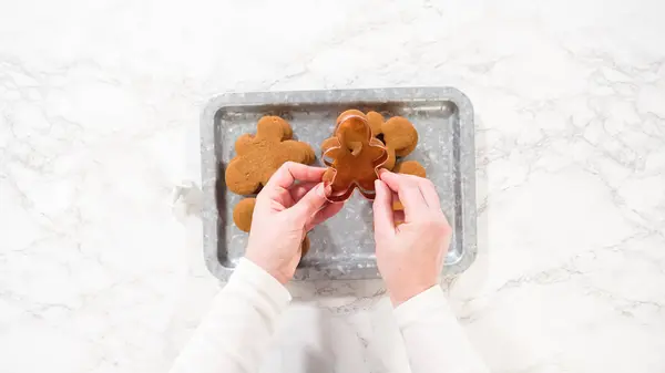 Flat Lay Gingerbread Cookies Including Gingerbread Man Heart Shaped Cutout — Stock Photo, Image