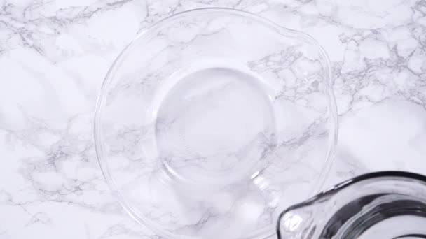 Скляні Вимірювальні Чашки Наповнені Водою Вистелені Готові Використання Ретельному Митті — стокове відео