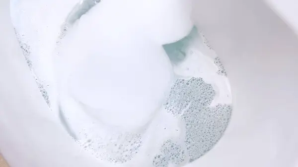 Elegante Weiße Badewanne Gefüllt Mit Wasser Mit Einem Eleganten Gebürsteten Stockfoto