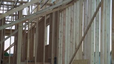 Denver, Colorado, ABD-1 Eylül 2023-kompleks ahşap iskelet inşa ediliyor. Tahta kirişler ve kirişler geometrik bir desen oluşturur.