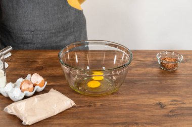 Bardak karıştırma kabında, büyük bir el çırpma ustalıkla lezzetli zencefilli kek ve karamel kremalı pasta malzemelerini karıştırır..