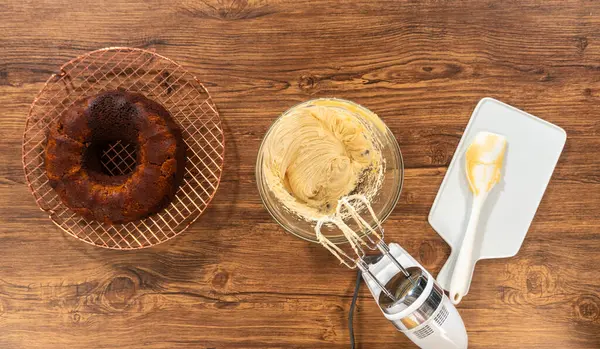 フラットレイ ジンジャーブレッドバンドケーキの塩漬けキャラメルバタークリームフロスティング ストック画像