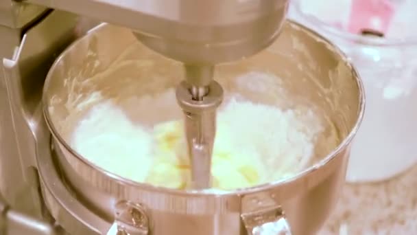 Stand Mixer Zweept Romige Boterroom Glazuur Tot Perfectie Klaar Voor — Stockvideo