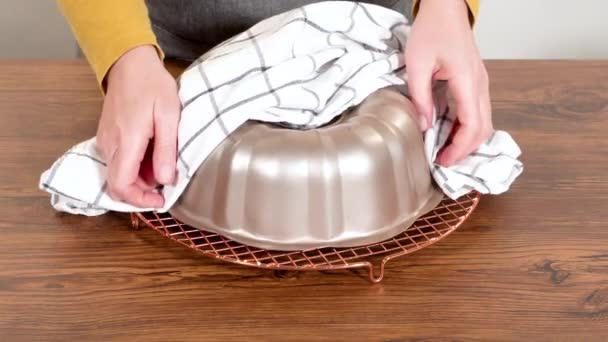 Gingerbread Bundt Cake Gently Eases Out Its Mold Wire Rack — Stock Video