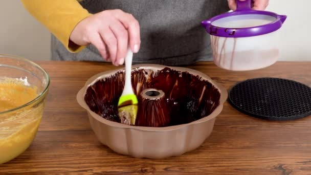 Försiktigt Smörja Bunt Tårta Pan Som Förberedelse För Att Baka — Stockvideo