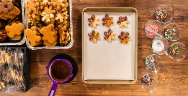 Yıldız şeklinde kurabiyeler hazırlıyorum, çikolataya yarı daldırılmış, bayram için naneli çikolata parçacıkları ile aksanlı..