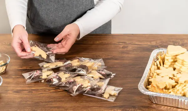 Imballaggio Accurato Dei Biscotti Natalizi Ritagliati Metà Immersi Nel Cioccolato Foto Stock