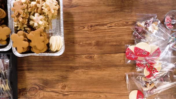 Плоский Лежал Тщательно Упаковывая Рождественское Печенье Полуокунутое Шоколад Представленное Прозрачной — стоковое видео