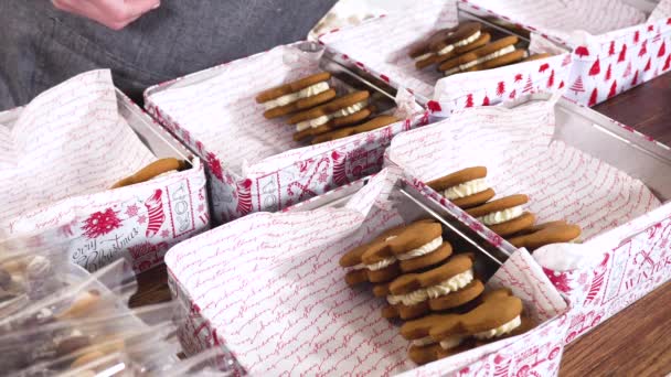 Liefdevol Zelfgemaakte Peperkoek Suikerkoekjes Half Ondergedompeld Rijke Chocolade Genesteld Decoratieve — Stockvideo
