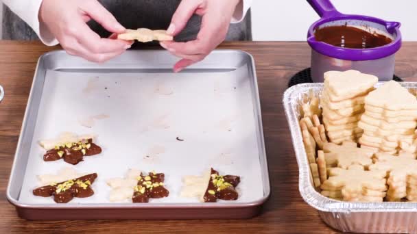 Sterrenkoekjes Bereiden Half Gedoopt Chocolade Geaccentueerd Met Pepermunt Chocolade Chips — Stockvideo