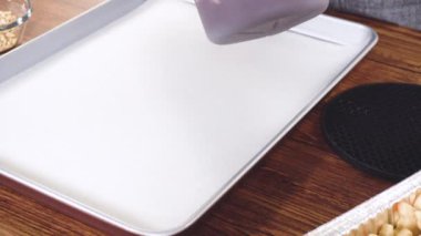 Yıldız şeklinde kurabiyeler hazırlıyorum, çikolataya yarı daldırılmış, bayram için naneli çikolata parçacıkları ile aksanlı..