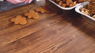 Zencefilli kurabiye sandviçi ve yumurta likörlü tereyağı. Noel hediyesi olarak sade bir ahşap masada sunuluyor..