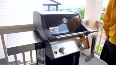 Castle Rock, Colorado, ABD-3 Haziran 2023-Açık hava gaz ızgarası iyi bir amaç için kullanılıyor. Pirzola bifteği ve soğan halkalarının sesi ve aromasıyla cızırdıyor..