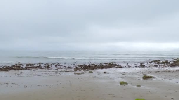 Caminando Largo Orilla Miramar Beach California Cielo Nublado Del Invierno — Vídeos de Stock