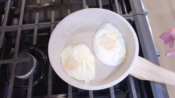 Два Идеально Жареных Солнечных Боковых Яйца Сидят Антипригарной Сковородке Красным — стоковое видео