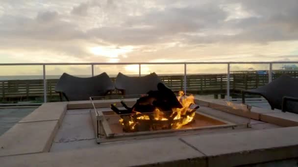 Sun Sets Pismo Beach Outdoor Fireplace Local Hotel Flickers Life — Stock Video