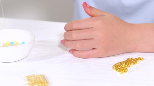 Jong Meisje Diep Gericht Kunst Van Armband Making Threading Levendige — Stockvideo