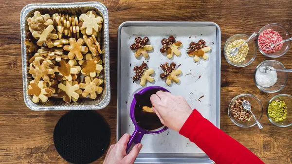 Pośród Świątecznej Radości Kobieta Domowej Kuchni Pieczołowicie Przygotowuje Piernikowe Ciasteczka — Zdjęcie stockowe