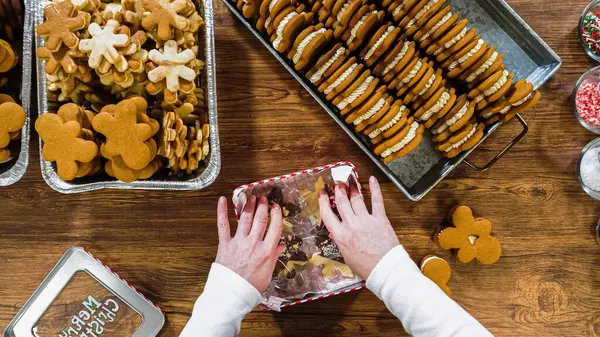 Tatil Neşesinin Ortasında Bir Kadın Mutfağında Zencefilli Sandviçli Kurabiyeleri Sevgiyle — Stok fotoğraf