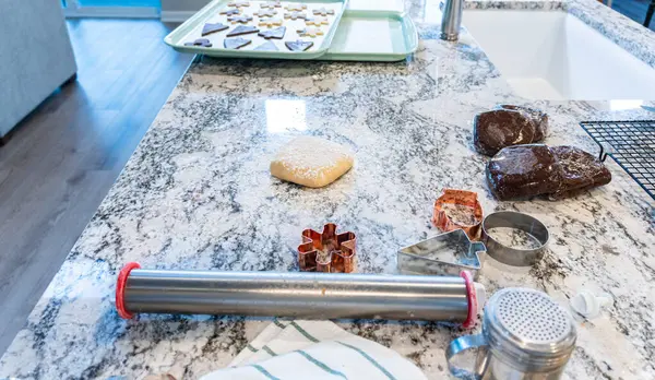 現代的なホワイトキッチンでは ジンジャーブレッドクッキー生地が巧みに展開され 楽しい休日の治療のためのステージを設定します ロイヤリティフリーのストック写真