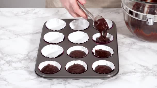 Cozinhar Cupcakes Chocolate Escavar Massa Cupcake Chocolate Uma Panela Cupcake — Vídeo de Stock