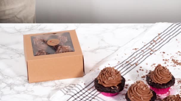 Упаковка Шоколадних Кексів Шоколадним Ганешем Заморожується Паперовій Коробці Кексів — стокове відео
