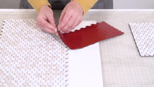 Den Prozess Der Montage Schälen Und Kleben Mosaikfliesen Auf Einer — Stockvideo