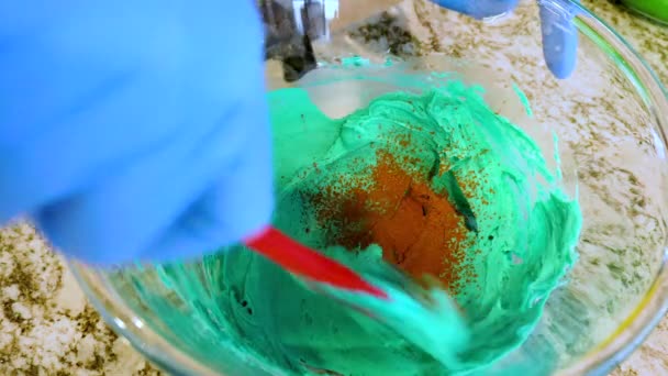 Einer Gut Beleuchteten Küche Wird Eine Auswahl Buttercreme Zuckerguss Verschiedenen — Stockvideo