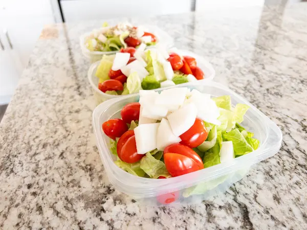 Behälter Gefüllt Mit Salat Und Dressing Zubereitet Für Eine Bequeme lizenzfreie Stockfotos
