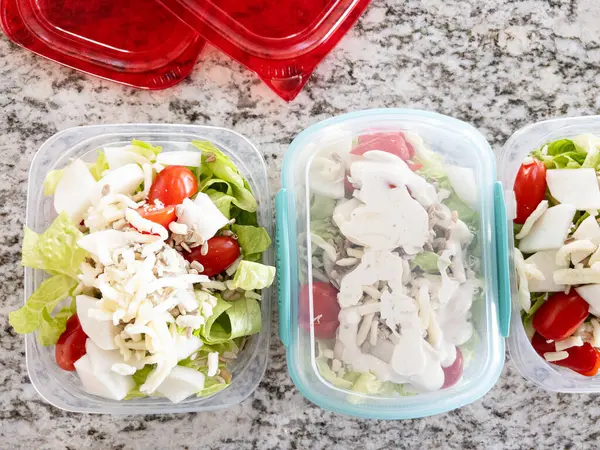 サラダとドレッシングでいっぱいの容器 便利なランチタイムの食事の準備 ストック写真