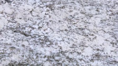 Hijyen için mavi tek kullanımlık eldivenler giyen biri, temiz mutfak tezgahına kurulmuş, ahşap bir kesme tahtasındaki sulu organik ananası ustalıkla dilimliyor..