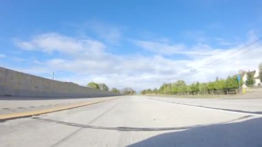 Santa Maria, California, ABD-6 Aralık 2022 - Açık bir kış gününde, Santa Maria, California yakınlarındaki 101. Otoyol boyunca parlak mavi gökyüzü altında,