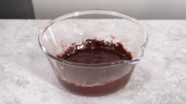 Αναμιγνύοντας Συστατικά Για Ψήνουν Μονόκερος Ουράνιο Τόξο Σοκολάτα Cupcakes — Αρχείο Βίντεο