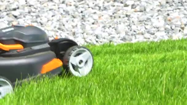 콜로라도 2023 집에서 무성한 잔디는 공간을 기계를 사용하여 세심하게 깎아집니다 — 비디오