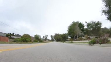 Santa Maria, California, ABD-6 Aralık 2022-Araç bulutlu bir kış gününde Morro Bay, Kaliforniya sokaklarında dolaşır. Hava karamsar ve sakin bulutlu bir gökyüzü gibi