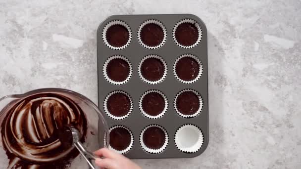 Leżeć Płasko Zbieranie Czekoladowego Ciasta Babeczkowego Wkładek Babeczkowych — Wideo stockowe