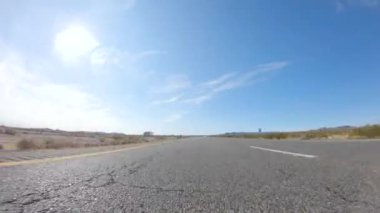 HWY 15, California, ABD-3 Aralık 2022 Nevada 'dan Kaliforniya' ya bir yolculuğa çıkan, gün içinde 15. otoyolda araba kullanan eyaletler arasında manzaralı manzaralar ve heyecan verici bir yolculuk sunuyor..