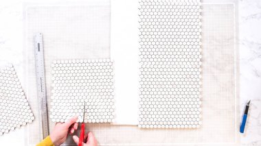 Düz yatıyordu. Kabuk soyma ve köpük tahtaya mozaik fayanslar yapıştırma sürecinde, yemek fotoğrafçılığı stüdyolarını estetik olarak geliştirmek için mükemmel..