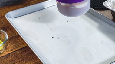 Çikolataya batırılmış ve çeşitli malzemeler serpiştirilmiş yıldız şeklinde tatil kurabiyeleri..