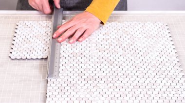 Kabuk soyma ve köpük tahtaya mozaik fayanslar yapıştırma sürecinde, yemek fotoğrafçılığı stüdyolarını estetik olarak geliştirmek için mükemmel..