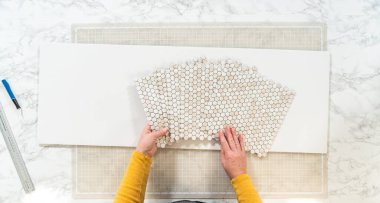 Kabuk soyma ve köpük tahtaya mozaik fayanslar yapıştırma sürecinde, yemek fotoğrafçılığı stüdyolarını estetik olarak geliştirmek için mükemmel..